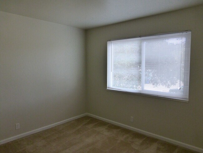 Building Photo - 1642 Queen Charlotte Dr