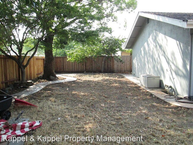 Building Photo - 3 br, 2 bath House - 215 Begonia Boulevard