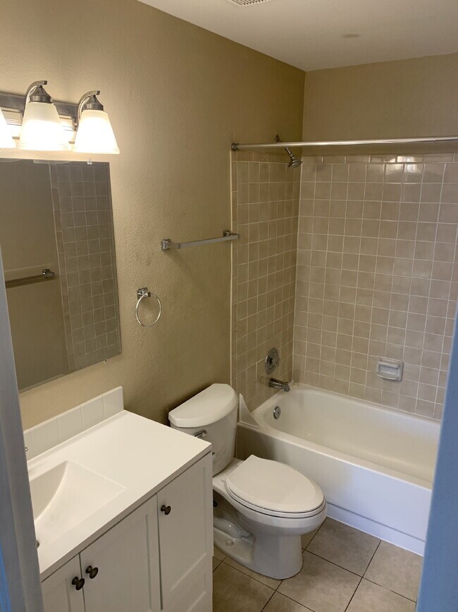 Building Photo - 2 Bedroom with Garage for Rent