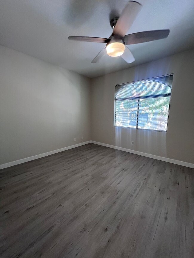 Building Photo - The Enclaves 3 bed 2 bath Upgraded Condo!