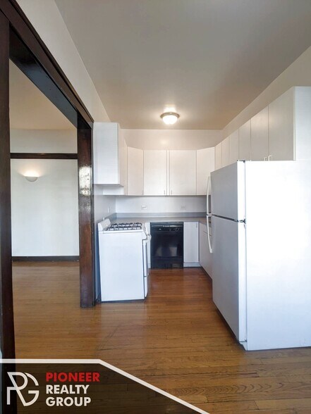 Building Photo - 822 W Waveland Ave