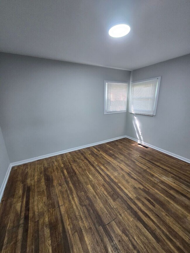 Building Photo - 3 BEDROOM SINGLE FAMILY