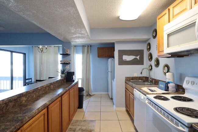 Building Photo - "Coastal Comfort Awaits: Furnished 2-Bed Condo with Pool in Destin!"