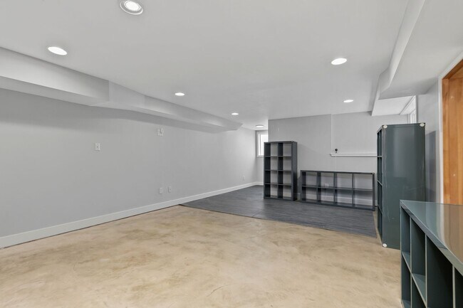 Building Photo - 5306 Beach Dr SW