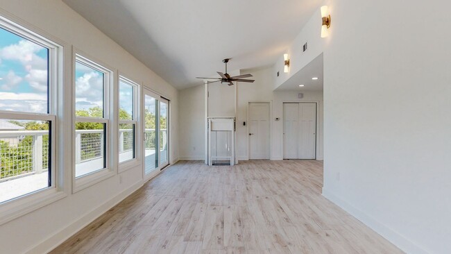 Building Photo - Fully renovated 4 Bedroom / 3 Bathroom hom...