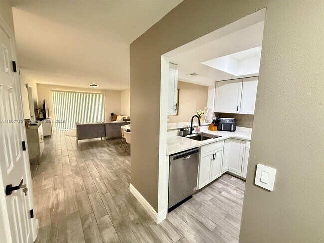 Building Photo - 300 Promenade Dr