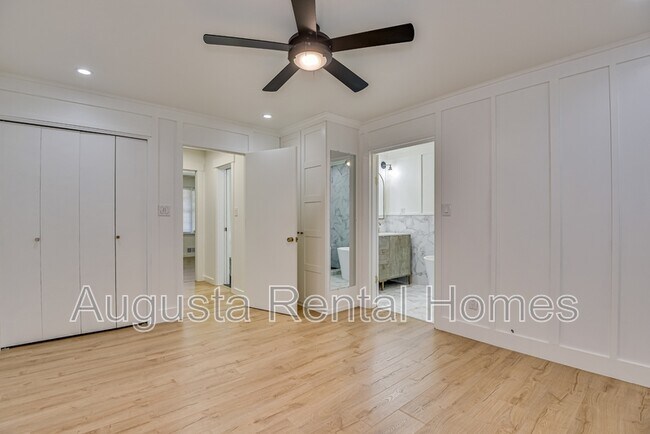 Building Photo - 3137 Edinburgh Dr