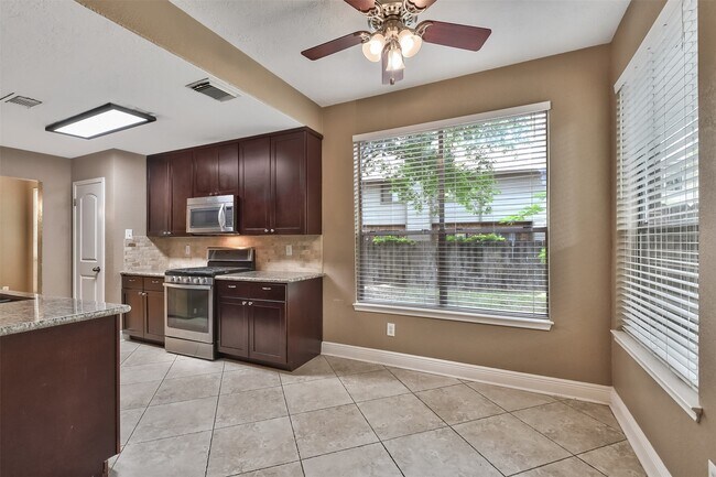 Building Photo - 5 E Willowood Ct