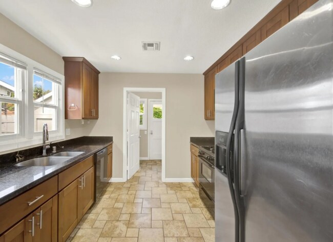 Building Photo - Spacious & Updated 2 BR / 1 BA Home in North Oakland – Move-In Ready!