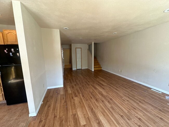 Building Photo - 4 Bedroom House!