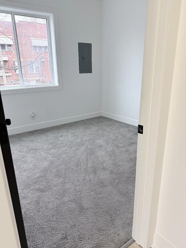 Building Photo - 828 E Main St