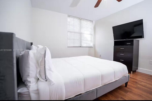 Building Photo - 19801 E Country Club Dr