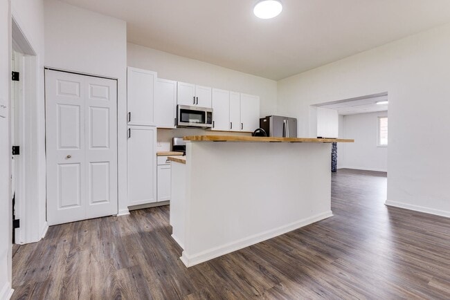 Building Photo - Fully Renovated 3BR/2BA Gem in the Heart o...