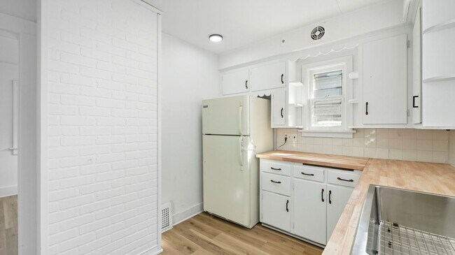Building Photo - NEW LISTING! 2 Bedroom home!