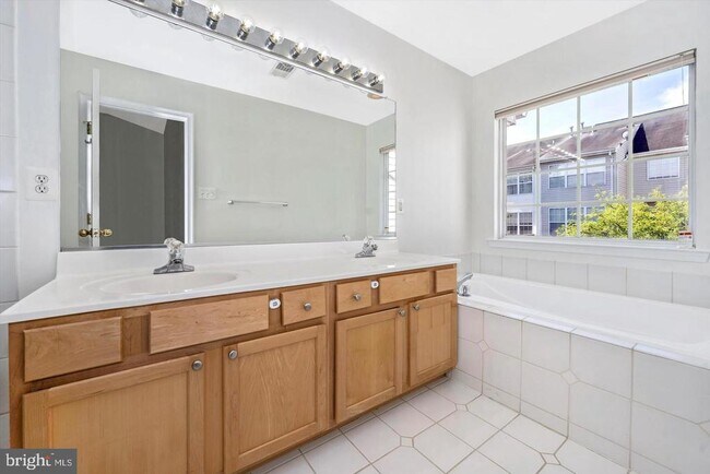 Building Photo - 45515 Lakemont Square