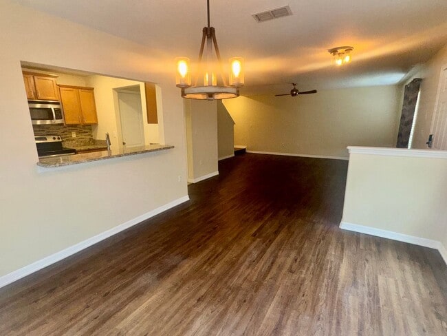 Building Photo - 3 Bedroom 2.5 Bath Treviso Townhome minute...
