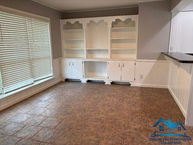 Building Photo - 2661 Oxford Ave