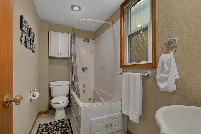 Building Photo - 320 9th Ave N