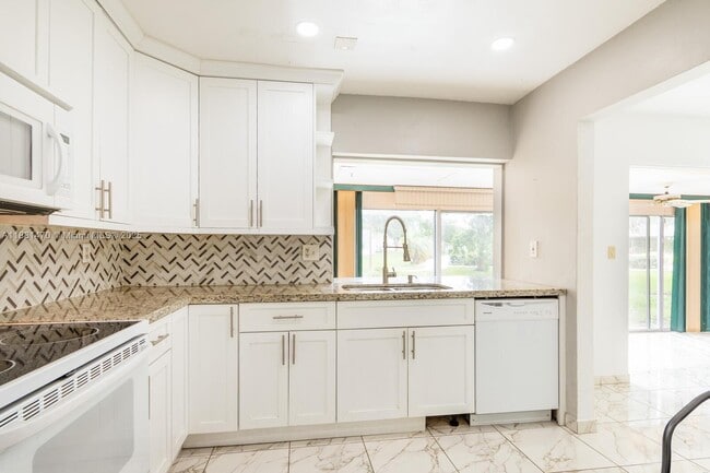 Building Photo - 16985 SW 113th Ct