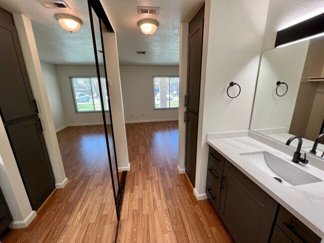 Building Photo - Newly Renovated 2B/2BA Condo in Mira Mesa!