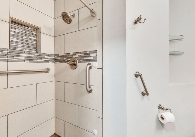 Building Photo - Beautiful Home in Shady Hollows Available ...