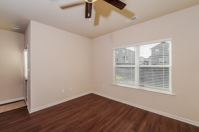 Building Photo - 6048 Rainbow Row