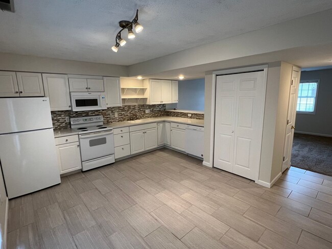 Building Photo - Beautiful 2 bedroom condo FLEXIBLE MOVE-IN...