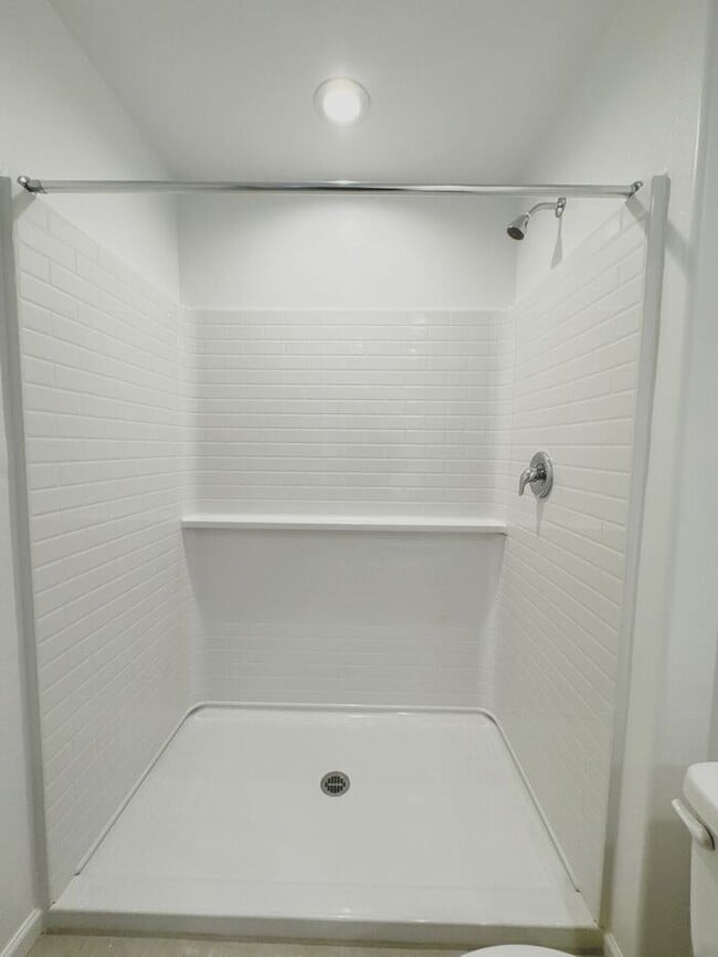 Building Photo - NEW 5 BEDROOM 3 BATHROOM HOME AVILABLE FOR RENT!