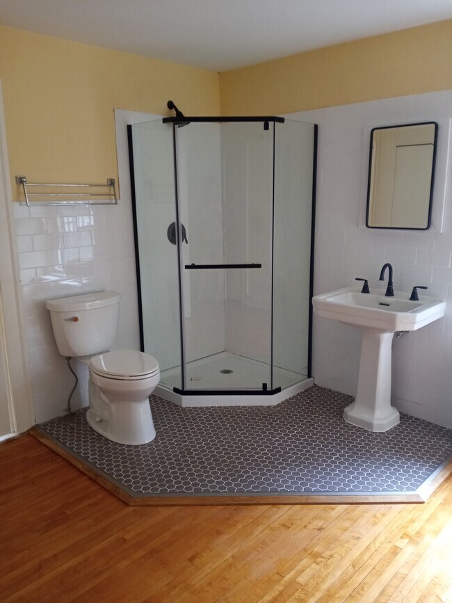 Building Photo - 630 E Holmes St