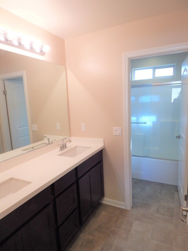 Building Photo - 36500 Acanthus Dr