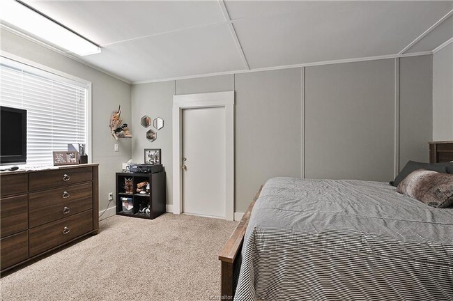 Building Photo - AUGUST PRE-LEASE!! 4 bed, 3 bath house on ...