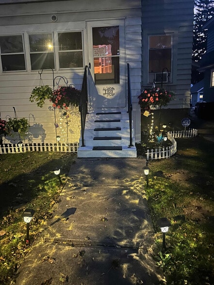 Building Photo - 160 Stafford Ave