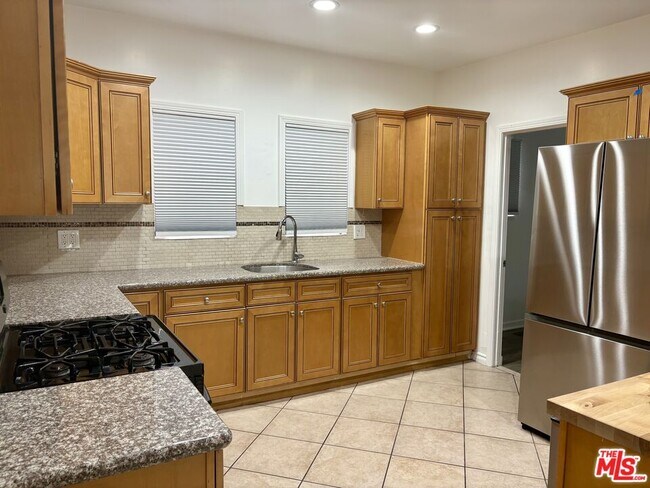 Building Photo - 124 N Mansfield Ave