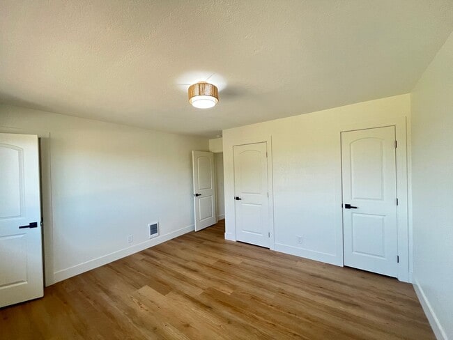 Building Photo - Newly renovated Townhome Grove Heights 1.5...