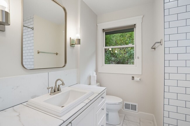 Building Photo - SW Portland!! Stunning 4-Bedroom Home with...
