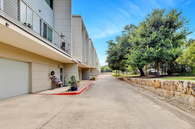 Building Photo - 604 N Bluff Dr