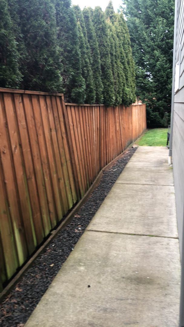 Building Photo - Small Pet Friendly! 4 Bedroom, 2 Bathroom Close to Campus!