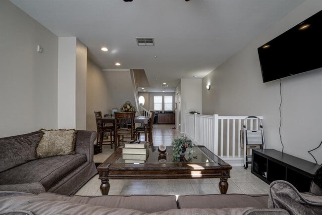 Building Photo - 3 Br SanElijoTownhome 2 car garage Granite...