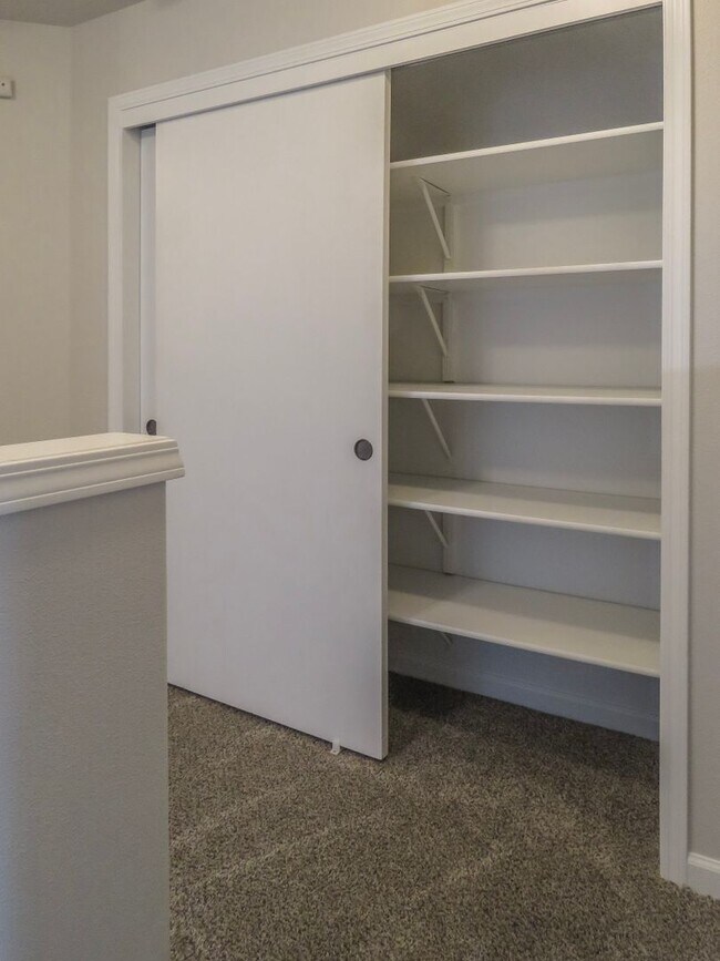 Building Photo - Updated Interior ! Spacious 2 Bedroom 2.5 Bath Town home close to Intel and Nike