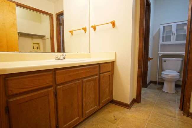 Building Photo - Spacious End-Unit Townhome with Lake Views...