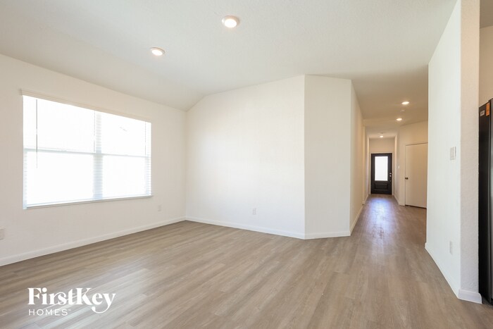 Building Photo - 10626 Vinateros Dr