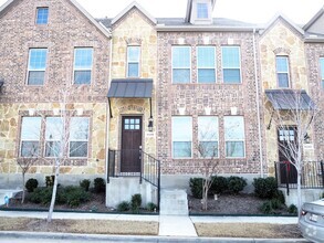 Building Photo - 3 Bed 3.5 Bath Townhouse in Lewisville