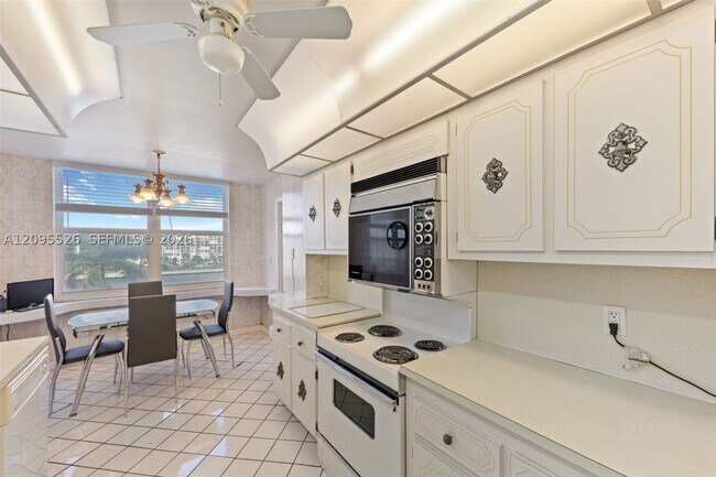 Building Photo - 2751 S Ocean Dr