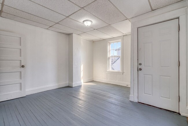 Building Photo - Spacious 3 Bedroom, 1.5 Bathroom with large Porch and Backyard