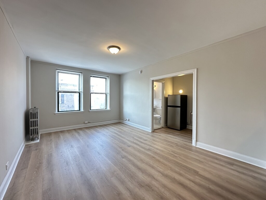 Building Photo - 3335 W Diversey Ave