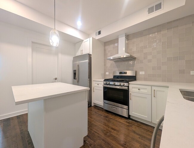 Building Photo - 2437 W Leland Ave