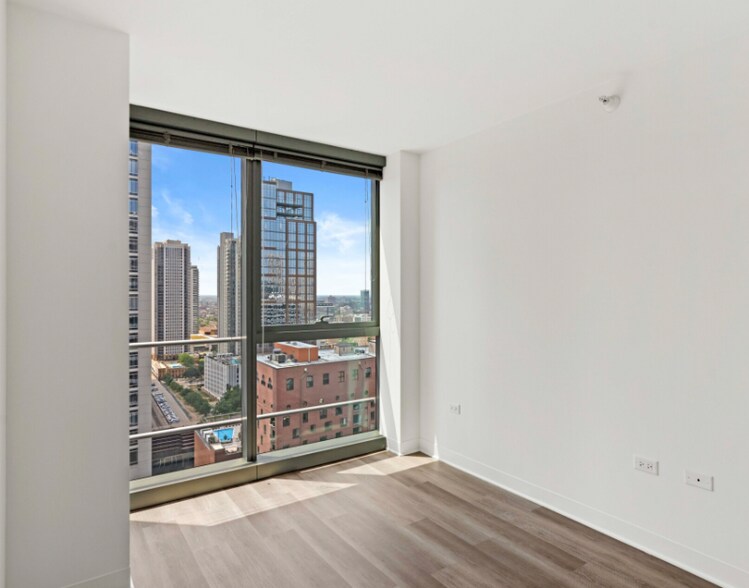 Building Photo - 313 W Kinzie St