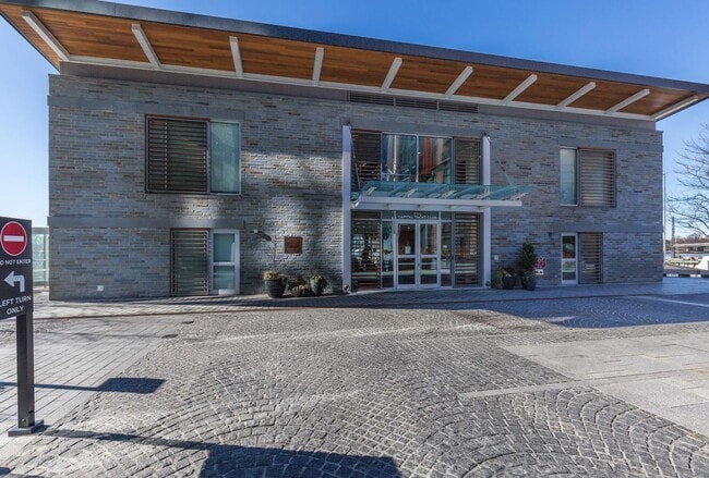 Building Photo - 1 bedroom 1 bathroom Condo in Navy Yard!