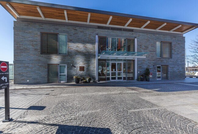 Building Photo - One month free rent with a lease start date on or before February 28th, 2026! 1 bedroom 1 bathroo...