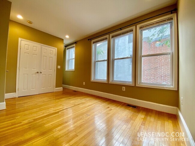 Building Photo - 446 Lamont St NW